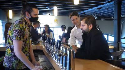 Presidente Boric y primer ministro Trudeau sostuvieron última reunión en un bar de Canadá