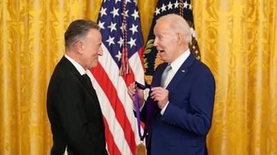 El presidente Joe Biden condecoró con la medalla de las artes a Bruce Springsteen
