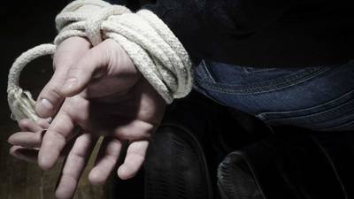 Mordió las amarras para escapar: Mujer estuvo secuestrada por su pareja cuatro días en Lebu 