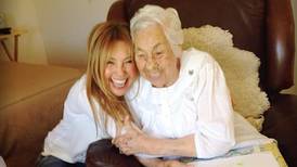 Thalía festejó los 104 años de su abuela Eva Mange, lejos de ella y a través de redes sociales
