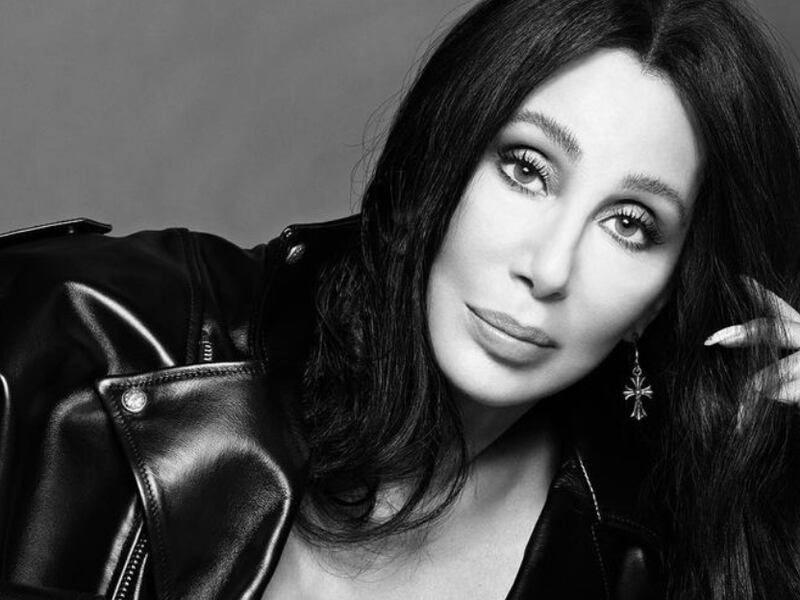 Cher reportó a su hijo como desaparecido y teme que gaste su dinero en drogas