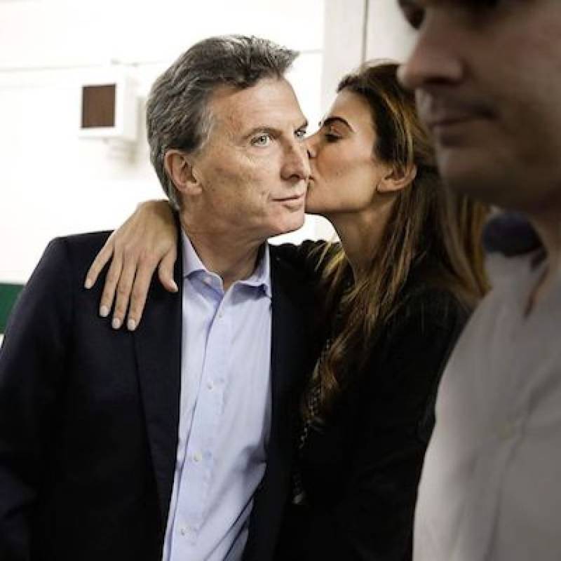 Шрифе авад. Хулиана Авада. Хулиана Авада 2020. Жена президента Аргентины Джулиана Авада. Джулиана Авада с мужем.