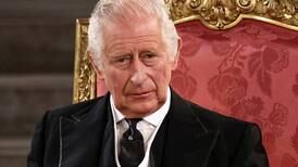 Otro desliz: critican al rey Carlos III por un gesto racista en contra de un hombre en Londres