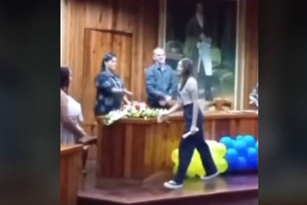 Viral: Alumna deja con la mano estirada a profesora en plena graduación