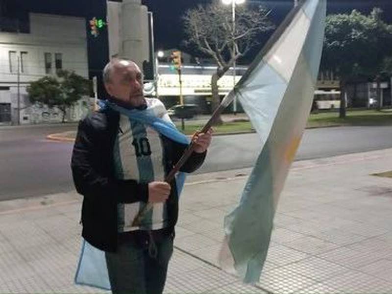 Hincha argentino lleva 294 días seguidos festejando triunfo en Qatar 2022: “No todos los días se gana un Mundial”