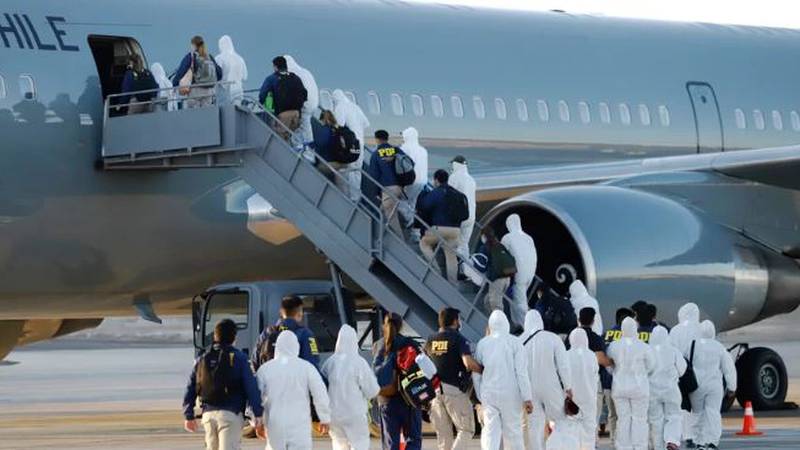 Gobierno chileno planea establecer programación permanente de vuelos de expulsión hacia Venezuela