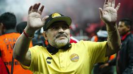 Diego Maradona fue operado con éxito del estómago y permanecerá en reposo en su casa en Argentina