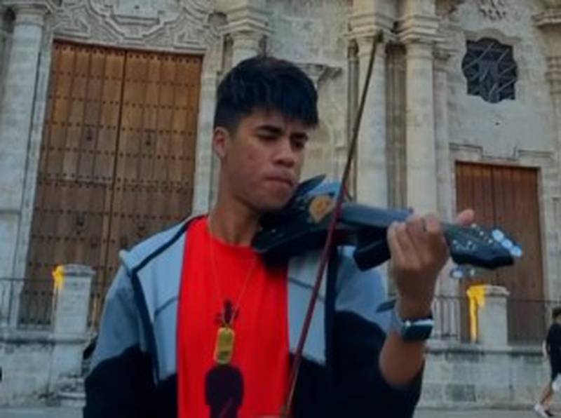 Zamir impacta con su violín en la redes tocando nueva canción de Shakira