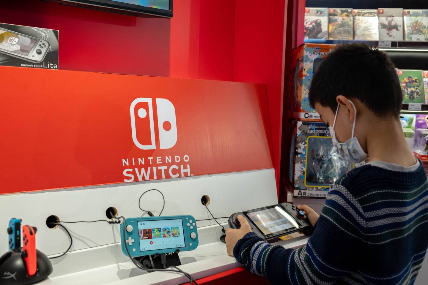 Un niño juega con la Nintendo Switch en una tienda de la empresa en China, en 2021.