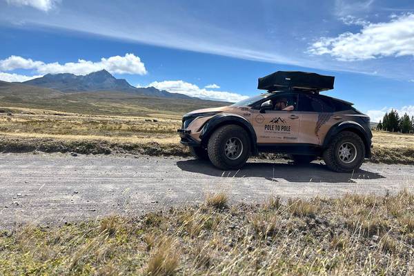 La expedición de vehículos eléctricos Pole to Pole cruza la línea del ecuador 