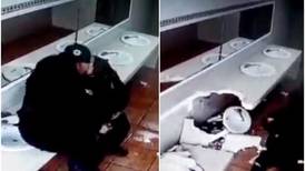 ¡Final inesperado! Policías rompen un lavabo al ponerse románticos