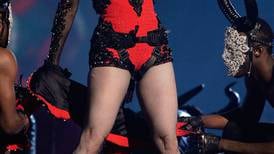 Por esta foto y video aseguran que Madonna se aumentó horriblemente el trasero