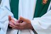 Pidieron a sacerdote que bendijera la casa y fue grabado cometiendo “actos obscenos” con ropa de mujer