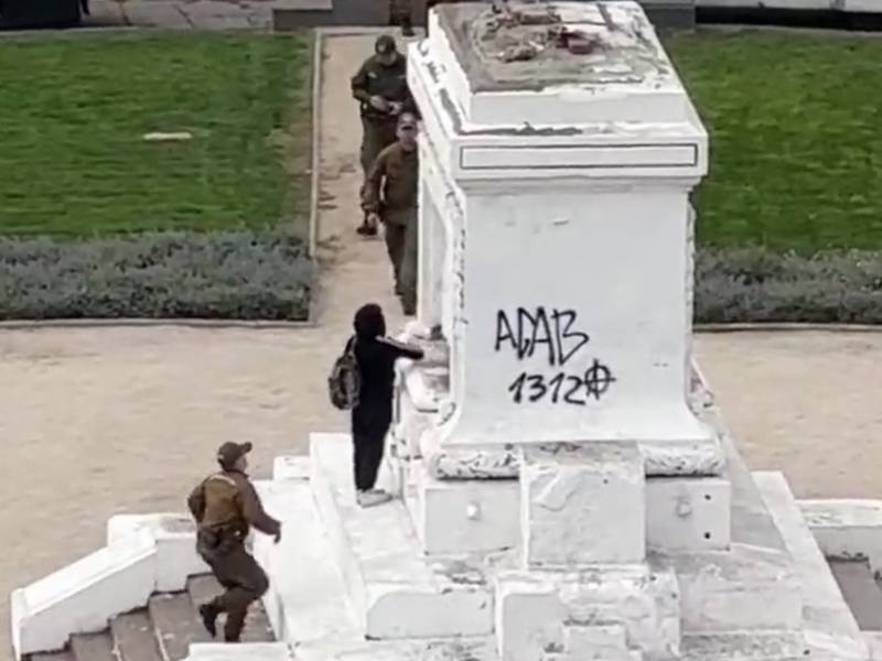Con pintura spray: Joven mujer vandalizó lo que queda del monumento de Plaza Baquedano
