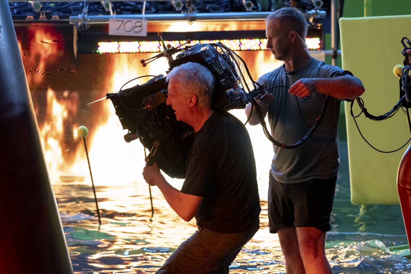 Cameron sostiene una cámara cinematográfica en un estudio durante la filmación de la secuela de Avatar.