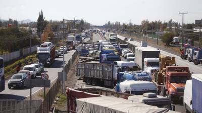Camioneros siguen bloqueando Ruta 5 Sur: son cerca de 10 kilómetros de vehículos