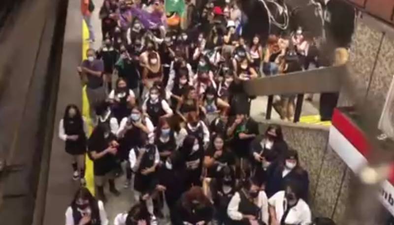 Secundarias realizaron evasión en el Metro de Santiago en marco de la  conmemoración de 8M