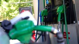 Continúan a la baja: precio de bencinas anota nuevo retroceso este jueves