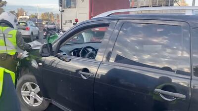Conductor casi atropella a carabinero en medio de discusión con camioneros: fue multado