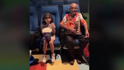 Es conmovedor ver cuando este abuelo y su nieta van al cine por primera vez