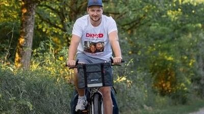 El alemán que recorre 4.500 kilómetros en bicicleta por Europa para apoyar a fundación contra el cáncer en Chile