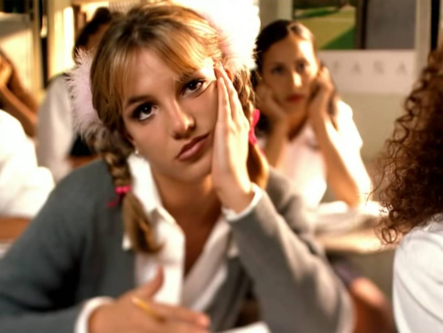 El video del single '...Baby One More Time' de Britney Spears marcó lo que sería el gran camino de la princesa del pop en los escenarios musicales.