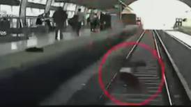 [VIDEO] Milagro en la estación: Hombre se descompensó, cayó a la vías del tren y resultó ileso