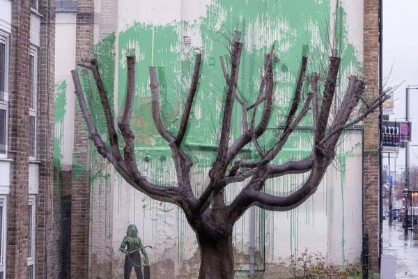 Banksy revive un árbol en su nueva obra callejera