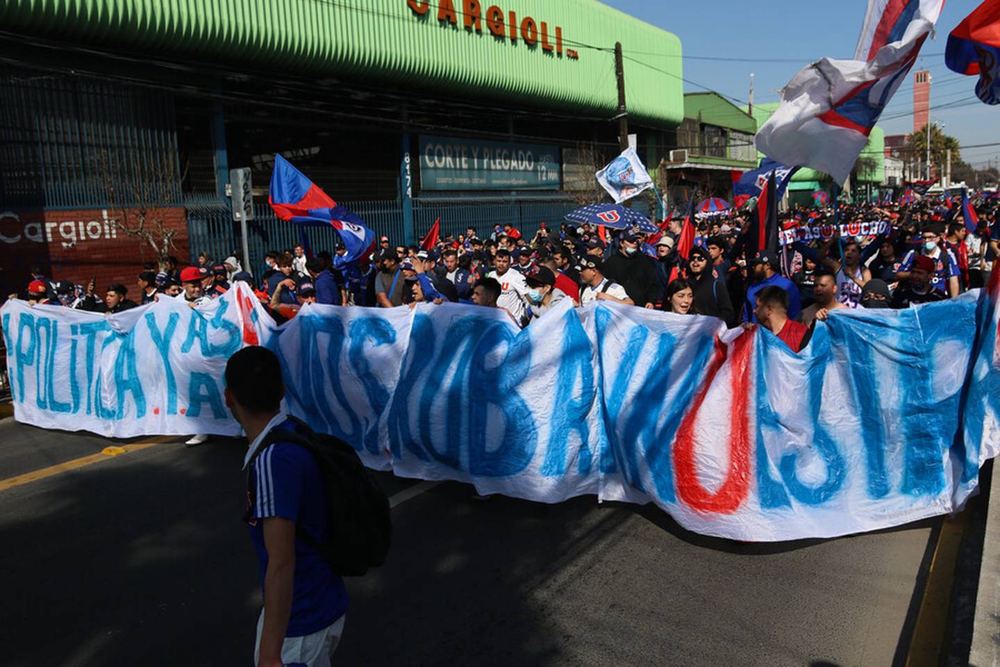 Los fanáticos de la U protestaron en contra de la gestión de Azul Azul
