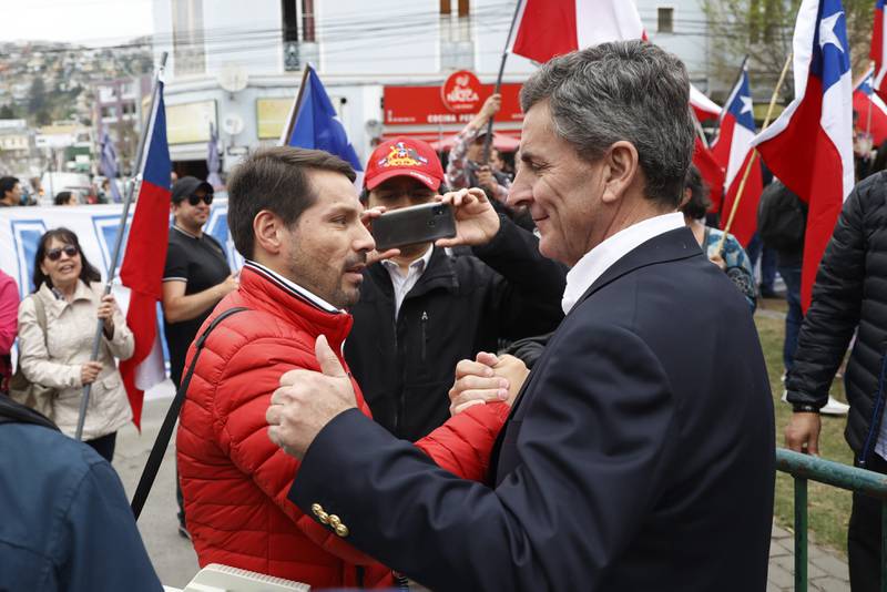 El activista Francisco Muñoz, más conocido como Pancho Malo, saluda al diputado Gonzalo De La Carrera durante manifestación de patriotas en las afueras del Congreso Nacional en Valparaíso.