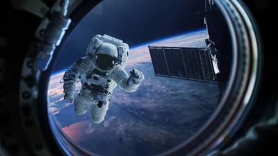 La NASA revela imágenes inéditas de la primera caminata espacial de la historia con la Tierra de fondo