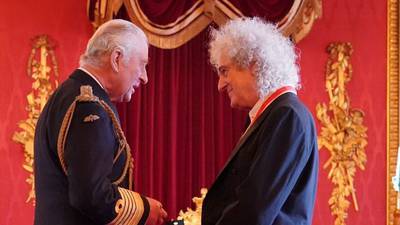 El guitarrista de Queen, Brian May, es nombrado Caballero por el Rey Carlos III
