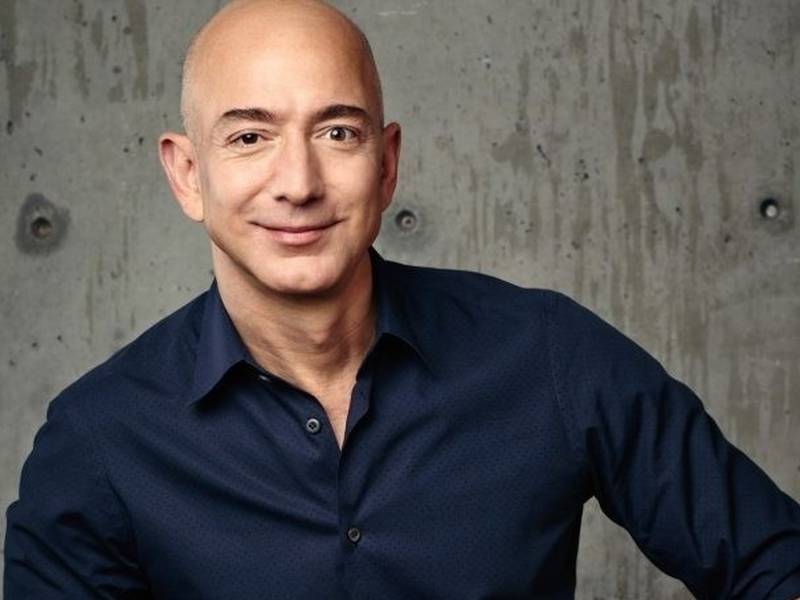 Jeff Bezos invita a guardar el dinero por posible recesión económica mundial