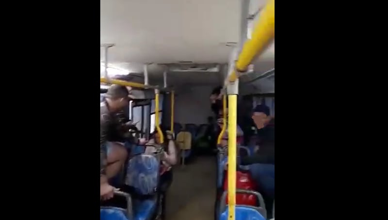 Passageiros ficam encurralados em ônibus após fortes chuvas em Pernambuco