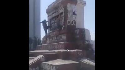 Captan brutal caída desde base del monumento a Manuel Baquedano