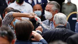 Mujer le lanzó botella con agua al Presidente Piñera en La Moneda