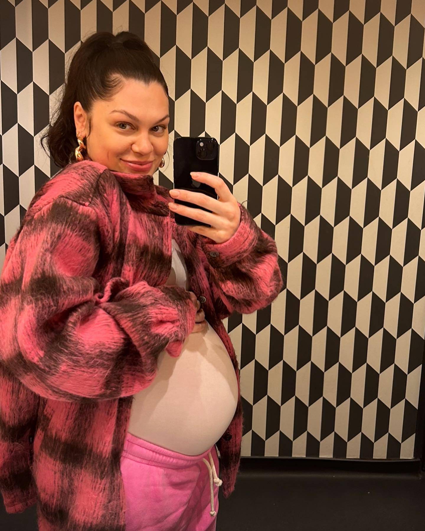 Jessie J tendrá su bebé arcoíris este 2023