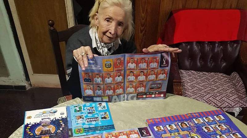 Abuela gasta su jubilación y láminas para el álbum de Catar 2022.