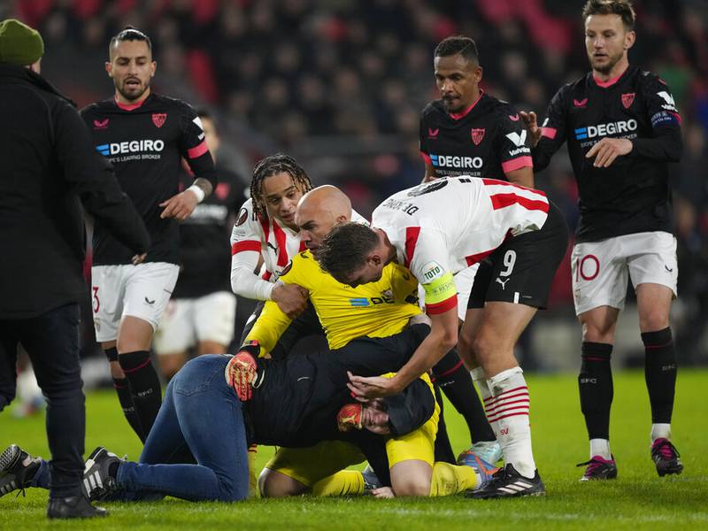 Aficionado del PSV es condenado a prisión por agredir a portero del Sevilla