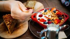 Desayuno saludable, rico y rápido: Así se prepara un bowl de avena frío