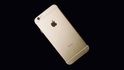 Apple presiona para que sus usuarios cambien sus viejos iPhones: los servicios que desactivarán en los antiguos dispositivos