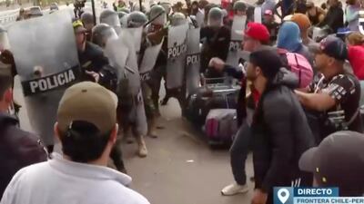 Tensión en la frontera entre Chile y Perú: Enfrentamiento entre policía peruana e inmigrantes