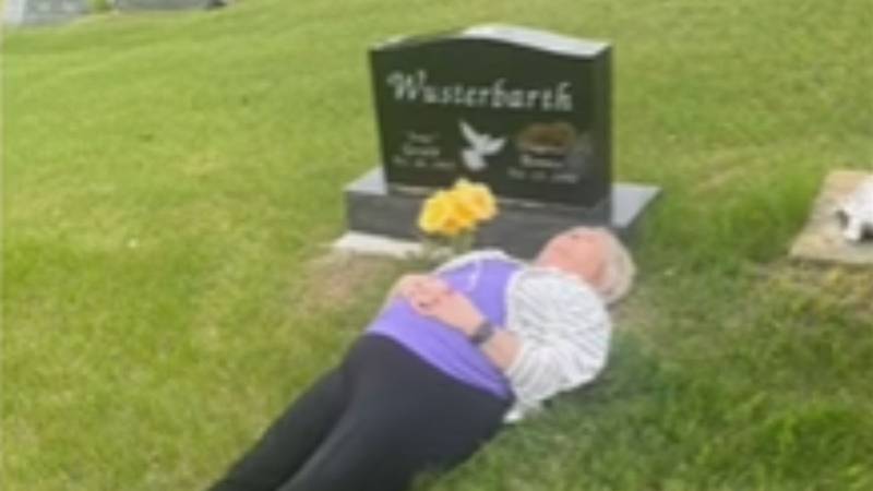Abuela se tomó foto acostada y con flores en un cementerio: Dijo que “estaba practicando”