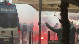 ¡Violencia en Nápoles! Aficionados del Frankfurt siembran terror previo a juego de Champions
