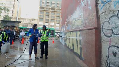 Irací Hassler en acción: Alcaldesa salió a borrar los grafitis de Santiago