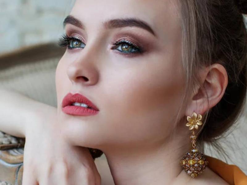 Cómo lograr el maquillaje “pearl skin” que es tendencia y te dará una piel rejuvenecida y de porcelana