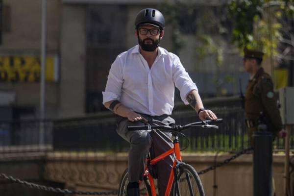 En el Día Nacional sin Auto: Presidente Boric llegó a La Moneda en bicicleta