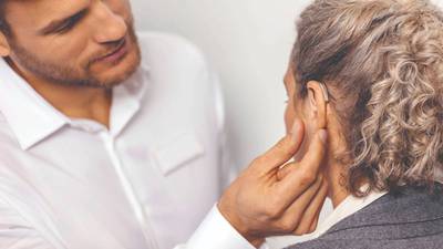 La pérdida de audición en adultos se contrarresta con este audífono especial
