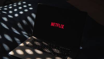 La función vital de Netflix que podría desaparecer en el plan con anuncios