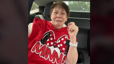 Abuela llora de alegría cuando le llevan de sorpresa a Disney